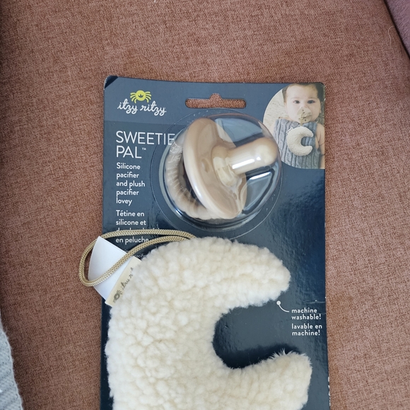 Bonbini Bamboo Swaddle Blanket & Itzy Ritzy Sweetie Pal Set - Picture 3 of 3